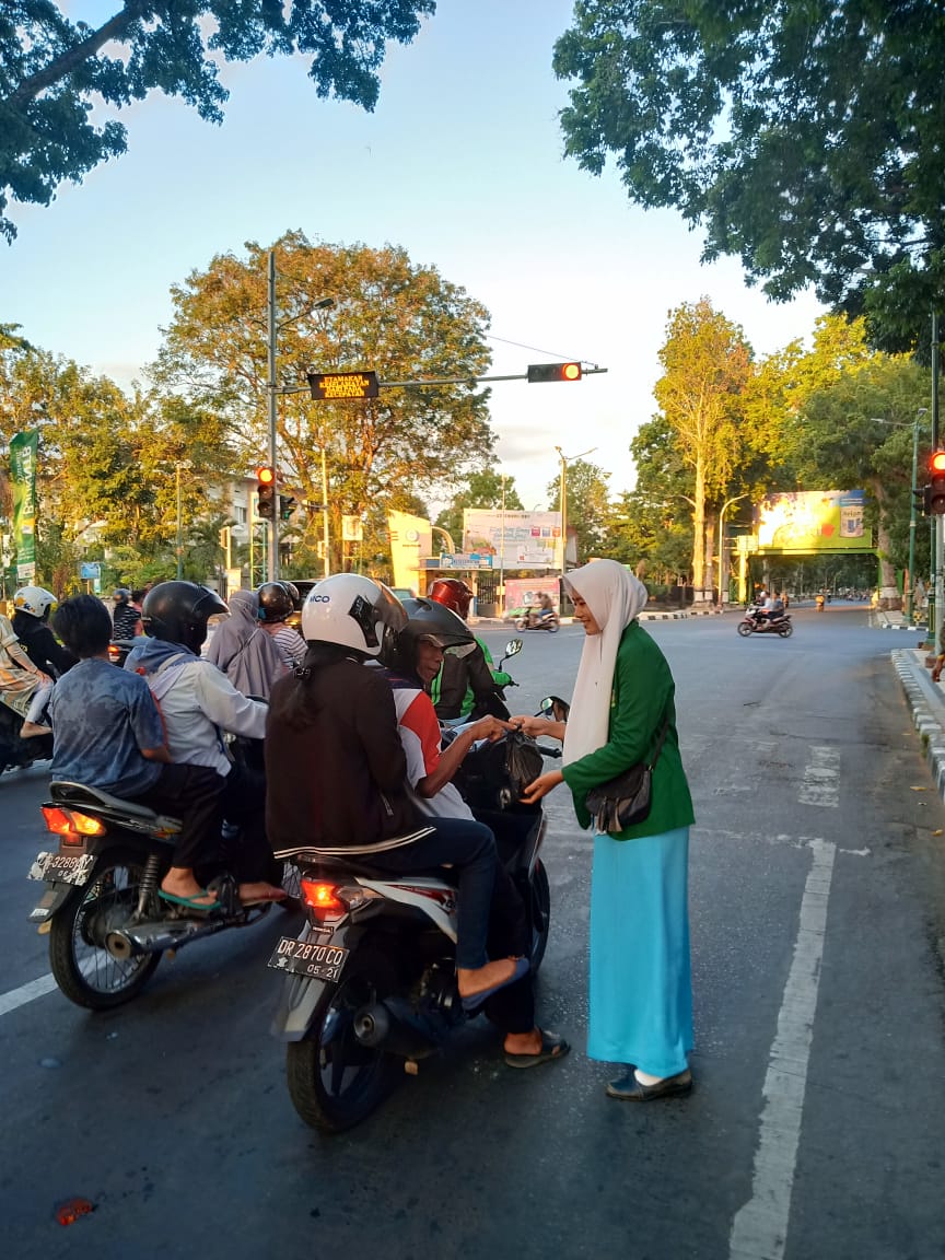 Read more about the article Mahasiswa FIK Turun ke Jalan untuk Berbagi Takjil Gratis