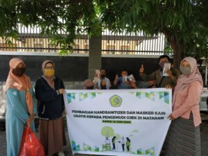 Read more about the article Pembagian Handsanitizer dan Masker Gratis kepada Pengendara Ojek di Mataram oleh Dosen Prodi Farmasi FIK UMMAT
