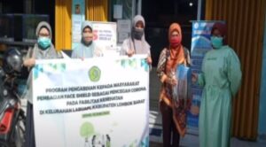 Read more about the article Pembagian Face Shield (APD) ke Puskesmas di Lombok Barat oleh Dosen Prodi Farmasi FIK UMMAT
