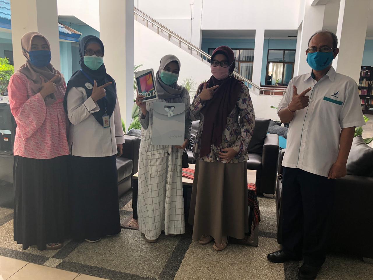 Read more about the article Mahasiswi Prodi S1 Farmasi UMMAT Mendapatkan Juara Favorit Webinar BPOM RI