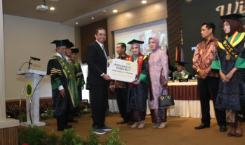 MAHASISWA FARMASI UMMAT MENGUKIR SEJARAH! Yulia Kurniawatien Raih Predikat Wisudawan Terbaik 1 Periode September 2025